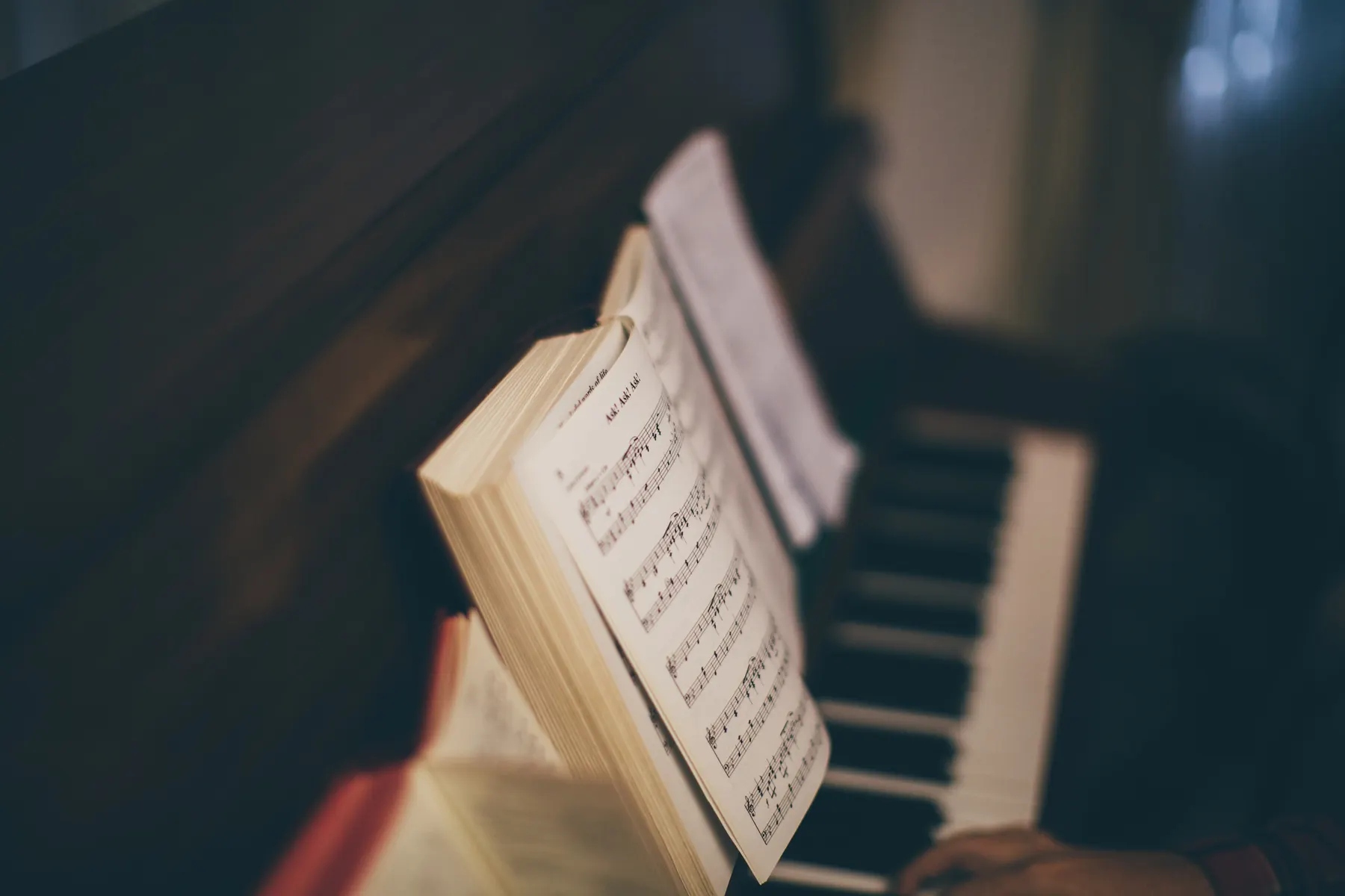 Aufgeschlagenes Notenheft auf einem Tasteninstrument